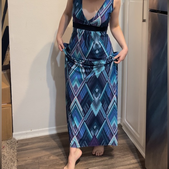 V-neck maxi-dress with attached tie back. - Picture 3 of 5